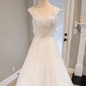 Beautiful Wedding Dress - Corset Back (Flexible Sizing, ~Size 12)